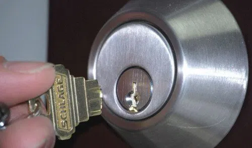 Royal Locksmith Store Ankeny, IA 515-218-1205 - key-broke-in-lock